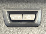 ●電動リアゲート:ワンタッチでリアゲートの開閉ができ、荷物などで両手が塞がっている状態でも簡単に開閉ができる便利機能です。