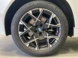 BMWの純正アロイホイールは軽量かつ強度にも優れているホイールで走行性能を引き上げる設計になっております。足元にもBMWは妥協がなくこだわっている個所になります。