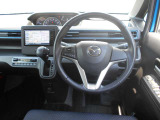 内装は黒を基調とした引き締まったデザイン。必要な装備は運転席で操作可能です。