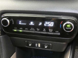 オートエアコンは、常にお好みの温度に調整ができ車内を快適な空間に保ってくれます。