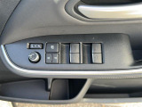 【パワーウィンドウ】運転席から全座席の窓の昇降操作が可能。お子様などの操作による予期せぬトラブルを防止できるロック機能もあります。