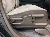 シートハイトアジャスターが付いているので運転姿勢を調整するのに便利ですね。身長に合ったシートポジションは安全運転や疲労軽減にもつながります。