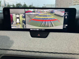 360°ビューモニターでは、両サイドとフロント、バックカメラの合成で、あたかも上空から見下ろした様に周囲を確認して頂けます。駐車場だけでなく、T字路等でも活躍のアイテムです!