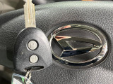 【キーレス】少し離れた場所からでもボタン一つでドアの開錠・施錠ができるのでとっても便利!ドアの鍵穴周りに傷をつけることもありません