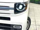 【LEDヘッドライト】悪天候や夜間走行時も良好な視界を確保し安心して運転できる高輝度LEDヘッドライトを装備!点灯速度が早く、消費電力も抑えられています。
