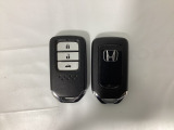 スマートキーを装備しています。鍵を差し込むことなくドアロックの開け閉めと、スタートボタン操作でのエンジンスタートができます。ボタン操作でトランクが開けられるトランクオープナーもついています。