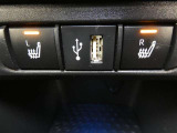 運転席と助手席には寒い時にうれしいシートヒーターが装備されてます。