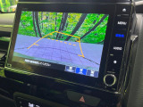 【バックカメラ】駐車時に後方がリアルタイム映像で確認できます。大型商業施設や立体駐車場での駐車時や、夜間のバック時に大活躍!運転スキルに関わらず、今や必須となった装備のひとつです!