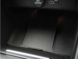 【ワイヤレス・スマートフォン・チャージ】対応機種のスマートフォンを、タッチスクリーン式センターディスプレイの下に置いておくだけで充電可能。すっきりと収納できて、使いたいときにはすぐに手に取れます。