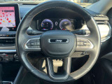 操作性の良いハンドルで運転中のストレスも軽減されます。