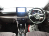 落ち着いた色合いのシックな運転席です。心地良いシンプル&上品な色使いとデザインで長時間座ってもリラックスできますね♪