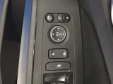 狭い駐車場で便利な電動格納ドアミラーが付いています。