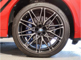 【BMWアロイホイル】軽量かつ強度に拘ったアロイホイル。走行性能ポテンシャルを引き出す設計。車の足元を引き締めてくれる大きなポイントはアロイホイルです。