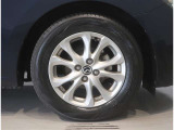 純正のアルミホイール装着車です。タイヤサイズは185/65R15です。