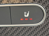 ●フロントシートヒーティング:運転席・助手席共に三段階で調節が可能なシートヒーターを装備しております。季節を問わず快適にご使用いただけます。