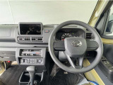 シンプルな運転席周りです。インパネ周りの各操作スイッチ類も使いやすいよう配置されています!