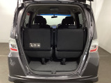 トランクの広さは、どうです、たくさんの荷物が積めますよ。3列目シートは跳ね上げ式で収納が可能です。荷室が広くなり大きな荷物も積みやすくなります。買い物やアウトドアなど荷物が多い場面で便利です。
