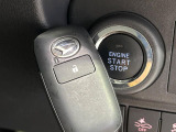 【キーフリーシステム】カバンやポケットに入れたままでもドアの施錠・解錠が可能なスマートキーを装備。エンジンのオン・オフ時もカギを取り出す必要が無いからとっても便利です♪