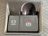 【電動パーキングブレーキ】パーキングブレーキは便利な電動式!ボタン一つで操作でき、アクセルを踏めば自動で解除されます♪レバーやペダルが無いので運転席廻りもすっきりしますね♪