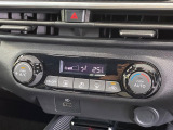 【オートエアコン】一度お好みの温度に設定すれば、車内の温度を検知し風量や温度を自動で調整。暑い…寒い…と何度もスイッチ操作をする必要はありません。快適な車内空間には必須の機能ですね♪