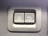【パワーバックドア】スマートキーや運転席のボタンを押すだけでリアゲートが自動で開閉します!荷物を持っている時や、高い位置にあるバックドアを閉める際に便利な機能です♪
