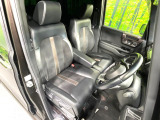 運転席シート廻りは使用感も少なく、良好な状態となっています。前オーナー様が丁寧に使っていたことがよくわかりますね。