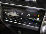 【オートエアコン】温度を設定すれば自動で快適な車内温度を保ちます。エアコン内部の高性能脱臭フィルターで車内のアレルゲンや花粉を除去。