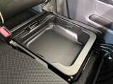 【シートアンダーボックス】シートの下に大容量の収納スペースが備わっており、靴や洗車グッズなど、外から見られたくないものをすっきり収納できて便利!