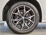 【BMWアロイホイル】軽量かつ強度に拘ったアロイホイル。走行性能ポテンシャルを引き出す設計。車の足元を引き締めてくれる大きなポイントはアロイホイルです。