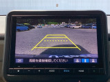 ガイド線表示機能付きのバックカメラで、バックでの車庫入れも安心です。