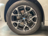 BMWの純正アロイホイールは軽量かつ強度にも優れているホイールで走行性能を引き上げる設計になっております。足元にもBMWは妥協がなくこだわっている個所になります。
