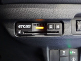有料道路をキャッシュレスで通行できるETC車載器付きです。運転席足元に設置されています。ETCセットアップ費用は含まれておりません。別途必要となります。