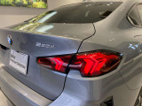 BMWの伝統の丸目4灯ヘッドライトでございます。LEDライトで視認性もよく明るく安全性の向上につながります。