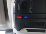 ■専用ボタンでコールセンターへ接続。状況に応じて緊急車両の要請やロードサービスの取次ぎを行います。重大事故の際は自動的にコールセンターにつながり、緊急車両やドクターヘリを要請します。(要申込)