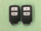 スマートキーを装備しています。鍵を差し込むことなくドアロックの開け閉めと、スタートボタン操作でのエンジンスタートができます。スペアキーも同じものを用意しております。