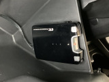 グローブボックス内のカードの取り出しもしやすい場所にETCがついています。高速道路の料金所の通過もラクラクです!。