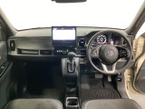 車内は光触媒抗菌消臭施工済です。インパネ周りはスタイリッシュなデザインで機能や装備も充実しています。グローブボックスやカップホルダーのほかにトレーなどたくさんの収納スペースが付いています。