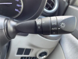 【オートライトシステム】車外の環境に合わせてライトを点灯します。トンネル入り口では瞬時に点灯するなど、点灯、消灯を車外の明るさに応じて行います。