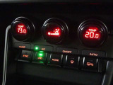 デュアルオートエアコン搭載。運転席、助手席を別々の温度設定可能です。