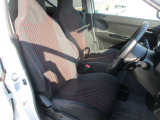 専用シートはブラックの生地に赤いストライプが入ったホールド性が向上したシートになっています。運転席はシートヒーターが内蔵されており寒い冬の朝でもすぐに暖まるのがウレシイですね(^^♪