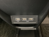 セレクトレバーの下に、スマートフォンなどの充電可能なUSB端子が2個、音源などの外部入力の可能なUSB端子が1個ついています。移動中に充電もできるので便利です。