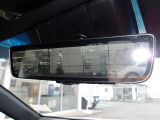 デジタルインナーミラー付き。後方視野角が広く、後席に同乗者がいても後方を確認しやすく安心です。