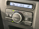 【オートエアコン】一度お好みの温度に設定すれば、車内の温度を検知し風量や温度を自動で調整。暑い…寒い…と何度もスイッチ操作をする必要はありません。快適な車内空間には必須の機能ですね♪
