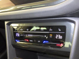 タッチコントロール式エアコンパネル。3ゾーンフルオートエアコン。運転席、助手席それぞれ独立して温度管理が可能です。花粉やダストを除去するフレッシュエアフィルターも装備され、クリーンな室内環境を保ちます
