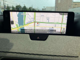 お手元のスマートフォンと接続して頂く事で使用可能な「Apple CarPlay/Android Auto」電話の応答は勿論、メッセージの受信やLINE、音楽接続からナビアプリの使用まで幅広く活躍致します。