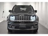 Jeep伝統の丸目のヘッドライトにセブンスロットグリルで一目でJeepだとわかりますね!