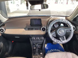 ドライバーが心に余裕をもって運転に集中できること、助手席や後席からもすっきりと前を見通せる空間の起点となり、全員が安心してドライブを楽しめることをモットーにシンプルなレイアウトとなっています。