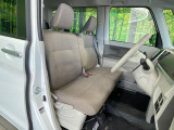 運転席まわりには十分なスペースがあり、大柄な方でもゆったり運転していただける環境です。