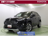 悪路走行の安定感に日常使いでの快適性を備えたコンパクト・クロスオーバーSUVの先駆け【RAV4】4WD。存在感のあるワイドなボディはアウトドアではもちろん、街中でも映えますよ。この車は車検整備付です。