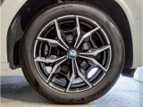 【BMWアロイホイル】軽量かつ強度に拘ったアロイホイル。走行性能ポテンシャルを引き出す設計。車の足元を引き締めてくれる大きなポイントはアロイホイルです。